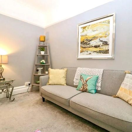 Homely 4 Bedroom Large House Inc Free Parking - Great Location - Fast Wifi - Smart Tv - Sleeps Up To 7! Close To Bournemouth & Poole Town Centre & Sandbanks 外观 照片