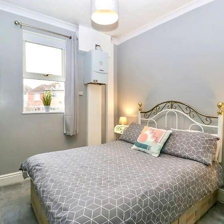 Homely 4 Bedroom Large House Inc Free Parking - Great Location - Fast Wifi - Smart Tv - Sleeps Up To 7! Close To Bournemouth & Poole Town Centre & Sandbanks 外观 照片