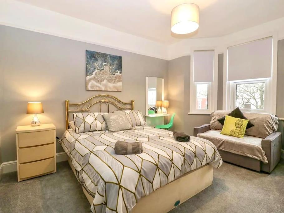 Homely 4 Bedroom Large House Inc Free Parking - Great Location - Fast Wifi - Smart Tv - Sleeps Up To 7! Close To Bournemouth & Poole Town Centre & Sandbanks 外观 照片