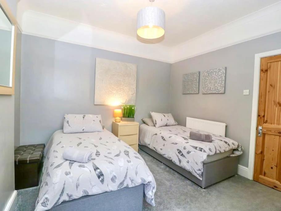 Homely 4 Bedroom Large House Inc Free Parking - Great Location - Fast Wifi - Smart Tv - Sleeps Up To 7! Close To Bournemouth & Poole Town Centre & Sandbanks 外观 照片