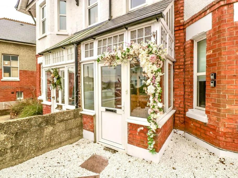 Homely 4 Bedroom Large House Inc Free Parking - Great Location - Fast Wifi - Smart Tv - Sleeps Up To 7! Close To Bournemouth & Poole Town Centre & Sandbanks 外观 照片