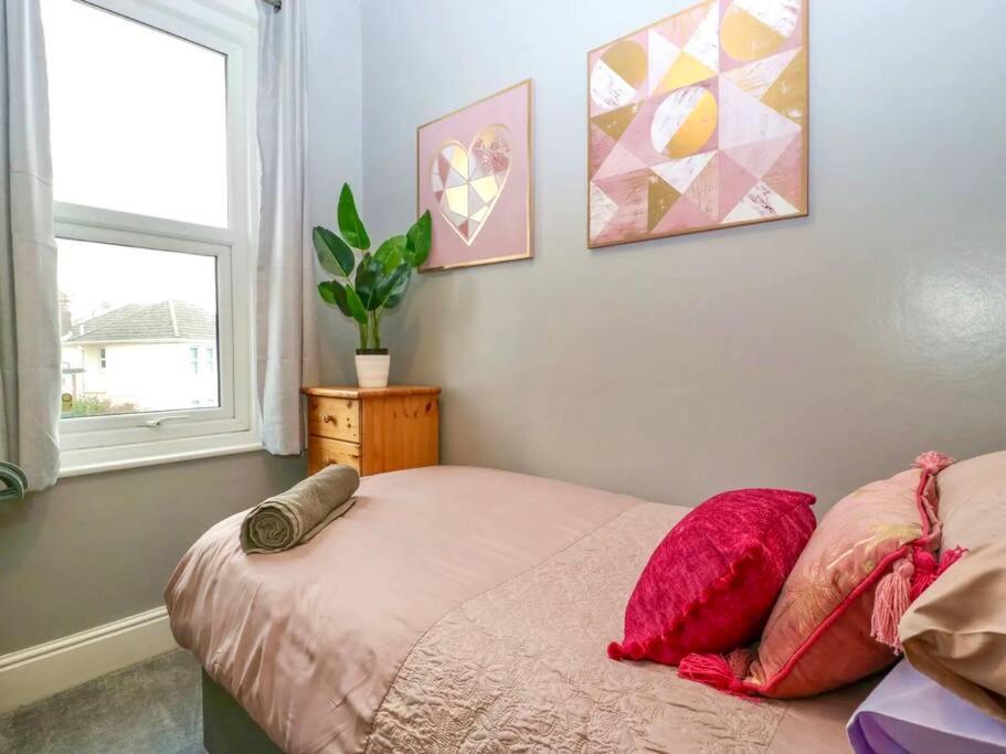 Homely 4 Bedroom Large House Inc Free Parking - Great Location - Fast Wifi - Smart Tv - Sleeps Up To 7! Close To Bournemouth & Poole Town Centre & Sandbanks 外观 照片