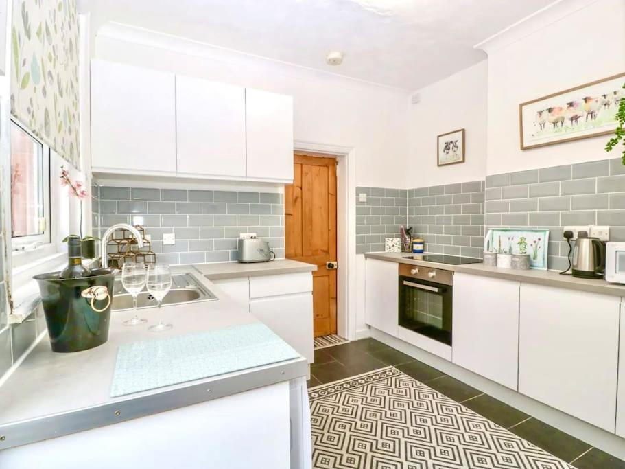 Homely 4 Bedroom Large House Inc Free Parking - Great Location - Fast Wifi - Smart Tv - Sleeps Up To 7! Close To Bournemouth & Poole Town Centre & Sandbanks 外观 照片