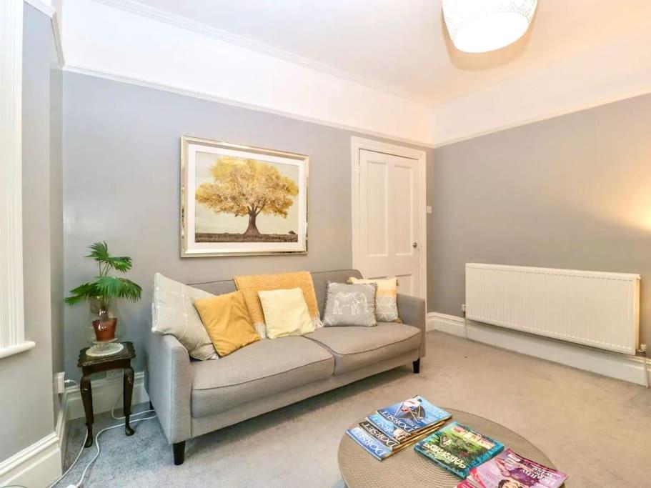 Homely 4 Bedroom Large House Inc Free Parking - Great Location - Fast Wifi - Smart Tv - Sleeps Up To 7! Close To Bournemouth & Poole Town Centre & Sandbanks 外观 照片
