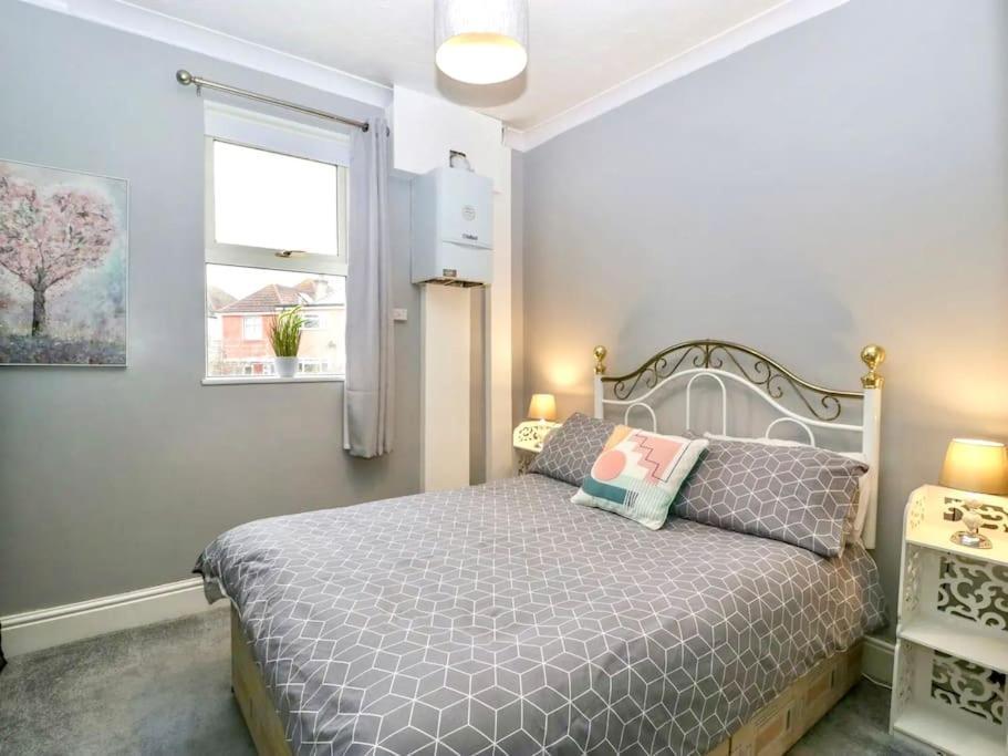 Homely 4 Bedroom Large House Inc Free Parking - Great Location - Fast Wifi - Smart Tv - Sleeps Up To 7! Close To Bournemouth & Poole Town Centre & Sandbanks 外观 照片