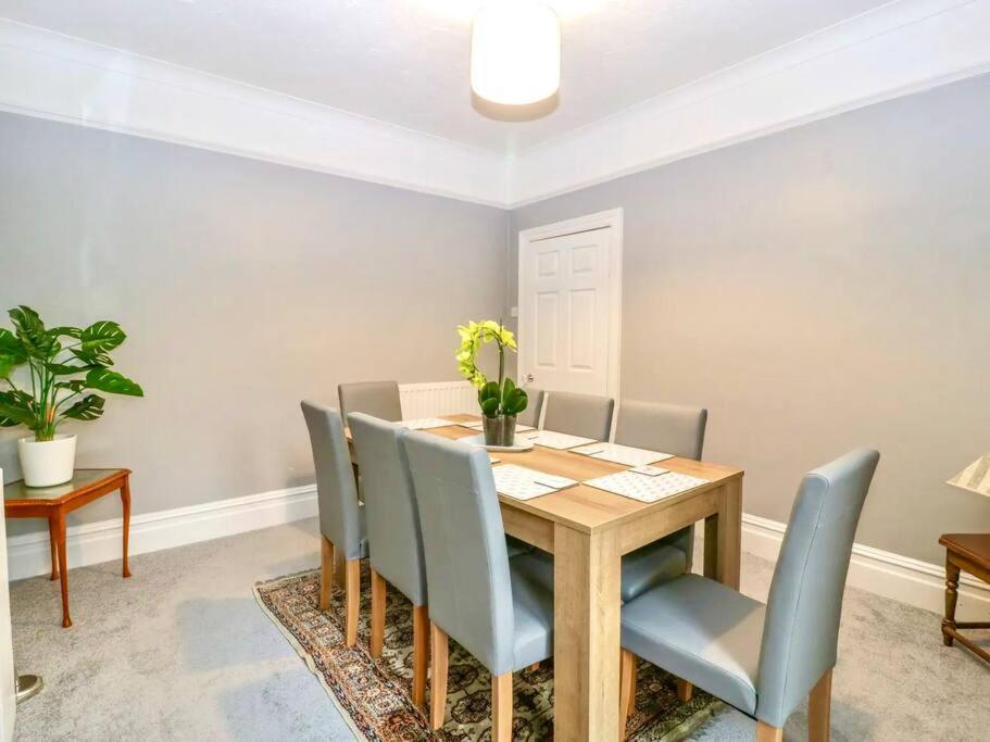 Homely 4 Bedroom Large House Inc Free Parking - Great Location - Fast Wifi - Smart Tv - Sleeps Up To 7! Close To Bournemouth & Poole Town Centre & Sandbanks 外观 照片