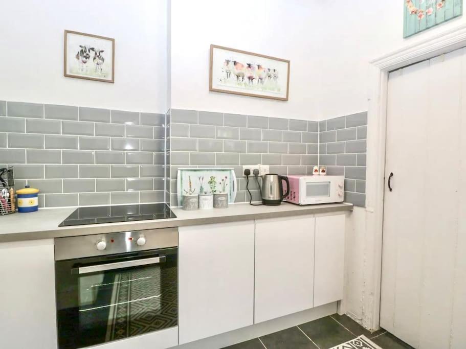 Homely 4 Bedroom Large House Inc Free Parking - Great Location - Fast Wifi - Smart Tv - Sleeps Up To 7! Close To Bournemouth & Poole Town Centre & Sandbanks 外观 照片