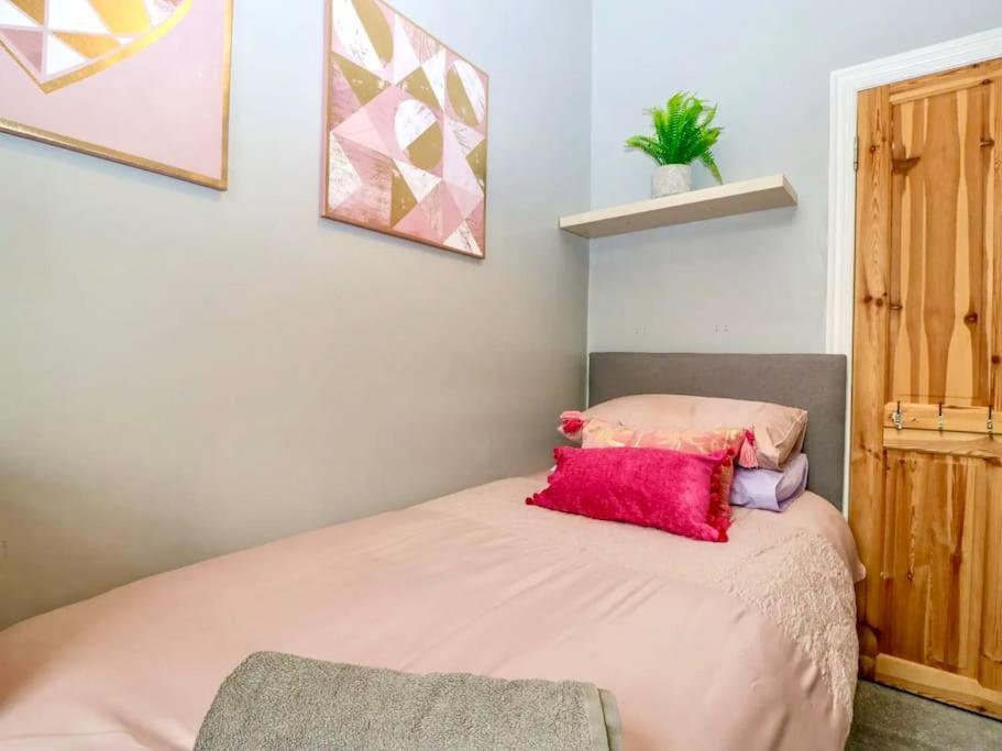 Homely 4 Bedroom Large House Inc Free Parking - Great Location - Fast Wifi - Smart Tv - Sleeps Up To 7! Close To Bournemouth & Poole Town Centre & Sandbanks 外观 照片