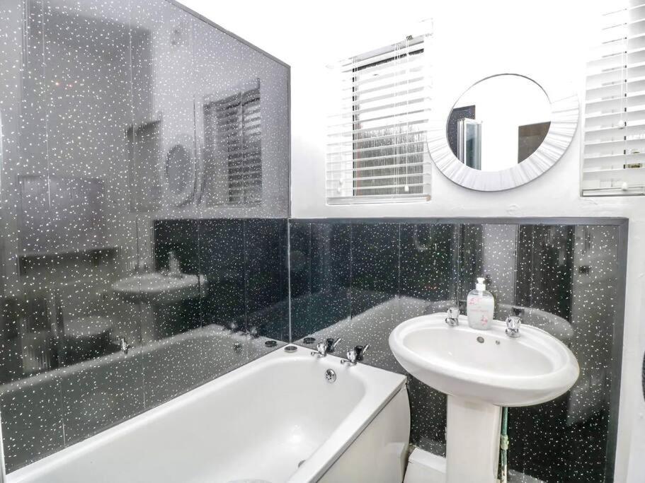Homely 4 Bedroom Large House Inc Free Parking - Great Location - Fast Wifi - Smart Tv - Sleeps Up To 7! Close To Bournemouth & Poole Town Centre & Sandbanks 外观 照片