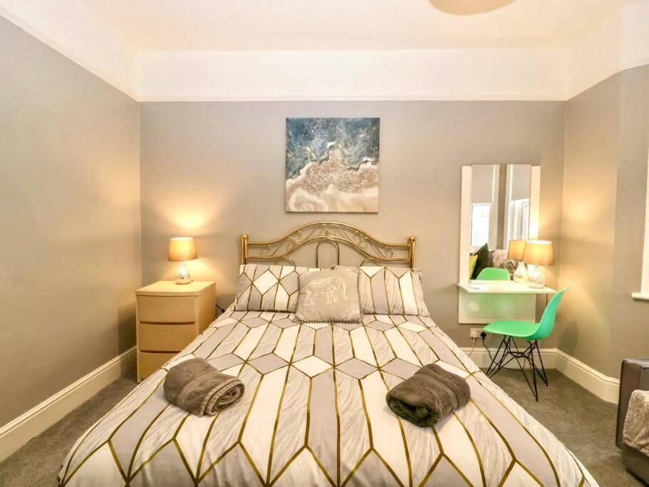 Homely 4 Bedroom Large House Inc Free Parking - Great Location - Fast Wifi - Smart Tv - Sleeps Up To 7! Close To Bournemouth & Poole Town Centre & Sandbanks 外观 照片