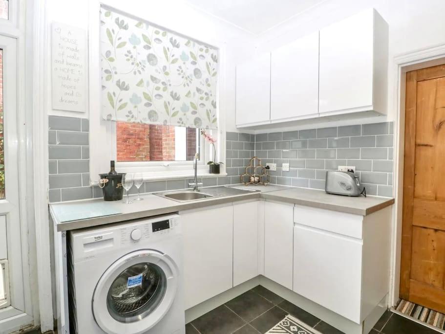 Homely 4 Bedroom Large House Inc Free Parking - Great Location - Fast Wifi - Smart Tv - Sleeps Up To 7! Close To Bournemouth & Poole Town Centre & Sandbanks 外观 照片