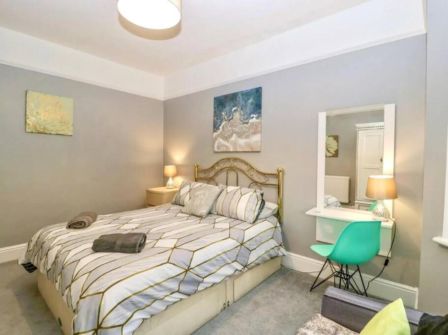Homely 4 Bedroom Large House Inc Free Parking - Great Location - Fast Wifi - Smart Tv - Sleeps Up To 7! Close To Bournemouth & Poole Town Centre & Sandbanks 外观 照片