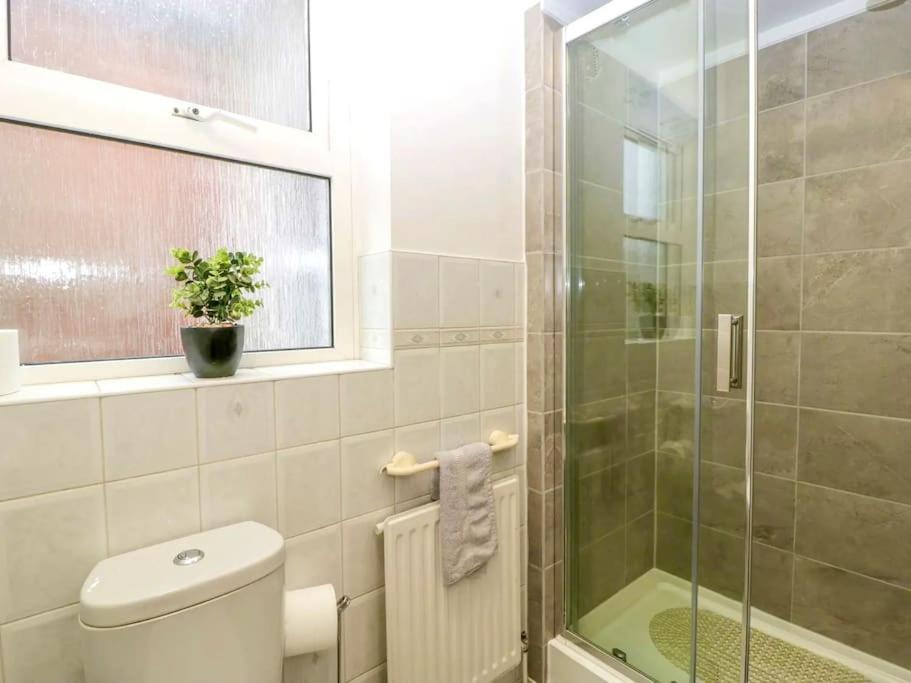 Homely 4 Bedroom Large House Inc Free Parking - Great Location - Fast Wifi - Smart Tv - Sleeps Up To 7! Close To Bournemouth & Poole Town Centre & Sandbanks 外观 照片