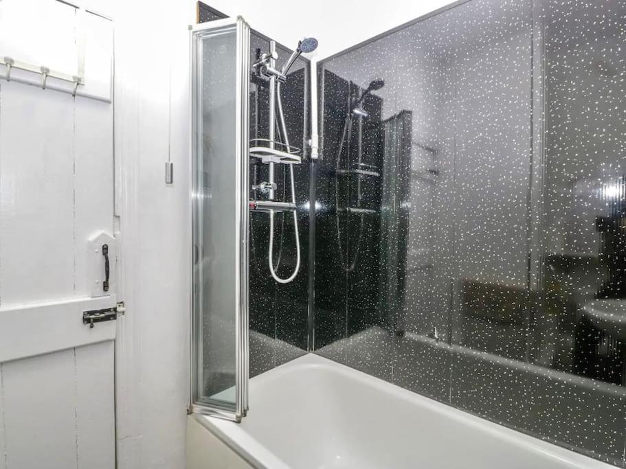 Homely 4 Bedroom Large House Inc Free Parking - Great Location - Fast Wifi - Smart Tv - Sleeps Up To 7! Close To Bournemouth & Poole Town Centre & Sandbanks 外观 照片